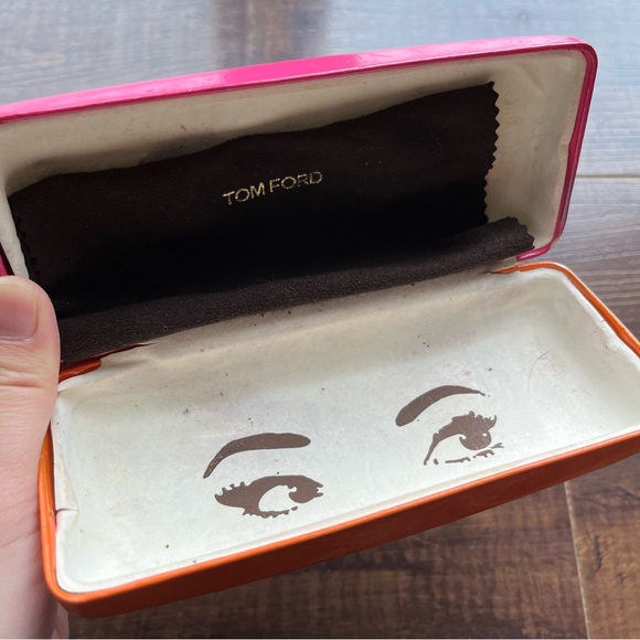 Kate Spade Sunglasses Case (With free glasses cleaning cloth included!) - Picture 4 of 5